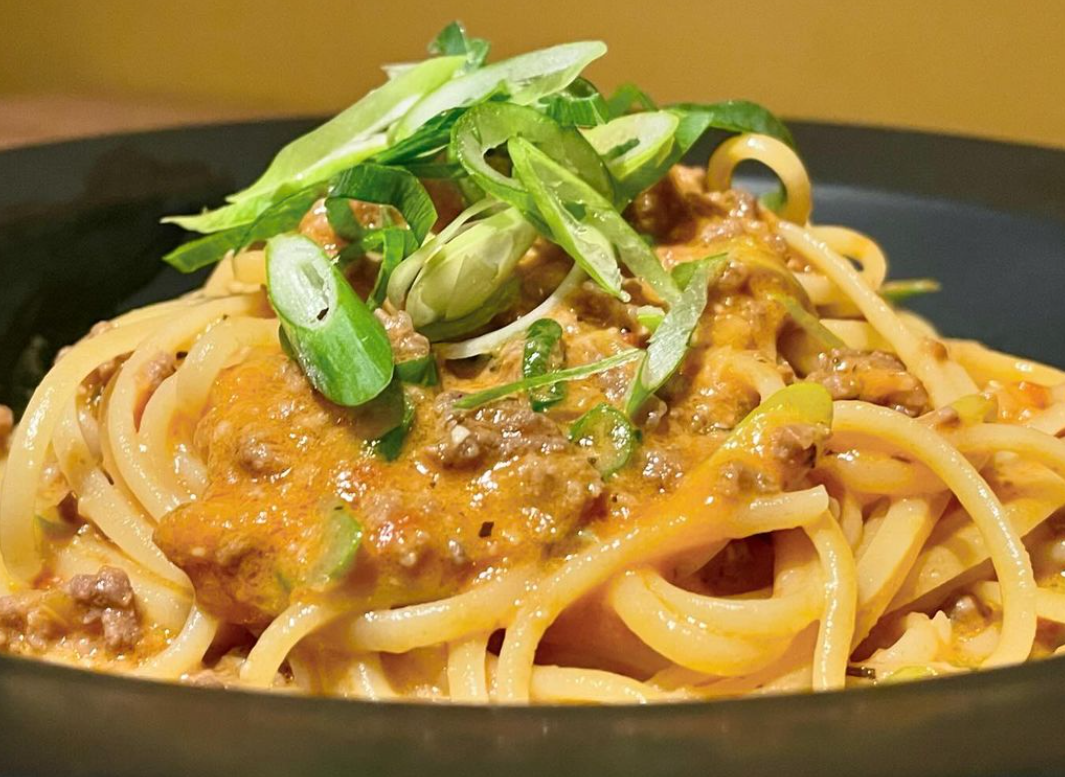 這間店位於新宿區百人町的「大久保酒吧」餐廳,位於JR大久保站附近,附近有不少外國人居住。