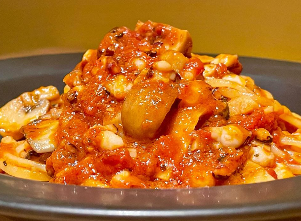 這間店位於新宿區百人町的「大久保酒吧」餐廳,位於JR大久保站附近,附近有不少外國人居住。