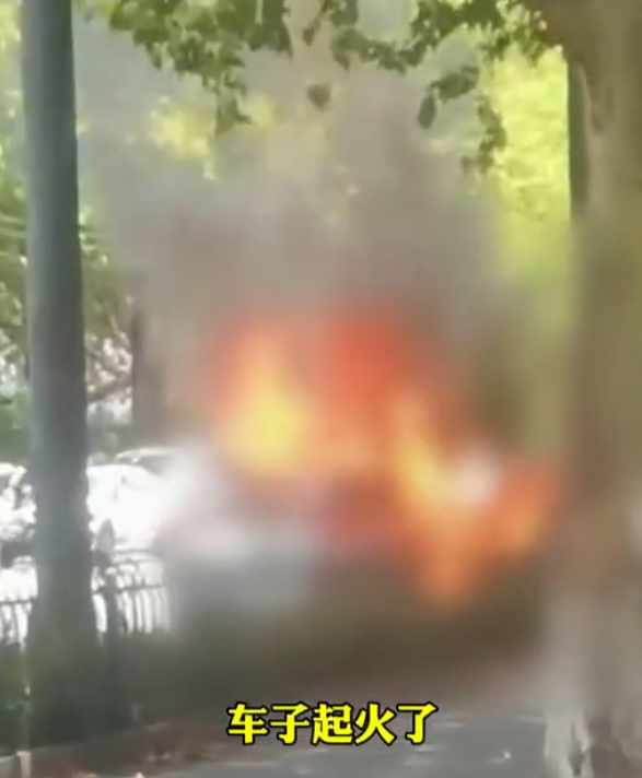 內地傳媒報道,一輛購買兩個月的極狐汽車電動車周三(24日)在杭州街頭突自燃,惟車廠人員到場後竟先拆走車廠標誌及蓋黑布,車主不滿車廠的處理手法