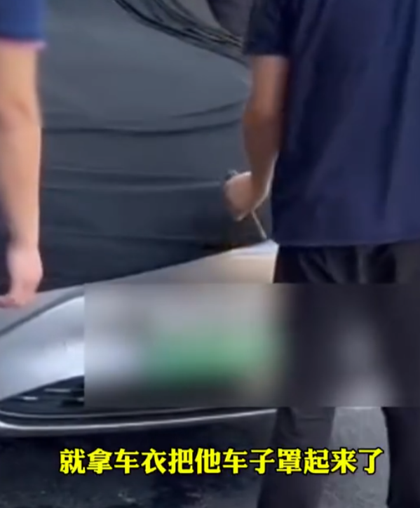 內地傳媒報道,一輛購買兩個月的極狐汽車電動車周三(24日)在杭州街頭突自燃,惟車廠人員到場後竟先拆走車廠標誌及蓋黑布,車主不滿車廠的處理手法