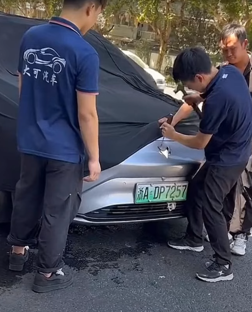 內地傳媒報道,一輛購買兩個月的極狐汽車電動車周三(24日)在杭州街頭突自燃,惟車廠人員到場後竟先拆走車廠標誌及蓋黑布,車主不滿車廠的處理手法
