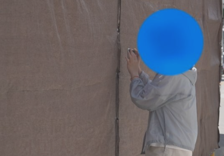 日本山梨縣富士河口湖町5月在當地一間LAWSON便利店對面架設巨型黑色布幕遮擋富士山景色,防止遊客為拍攝富士山而滋擾當地居民,不過很快黑布已被挖出多個洞。當地政府再有新措施,周四(25日)將黑布換成更堅固的棕色布料。