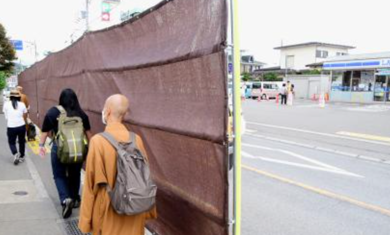 日本山梨縣富士河口湖町5月在當地一間LAWSON便利店對面架設巨型黑色布幕遮擋富士山景色,防止遊客為拍攝富士山而滋擾當地居民,不過很快黑布已被挖出多個洞。當地政府再有新措施,周四(25日)將黑布換成更堅固的棕色布料。