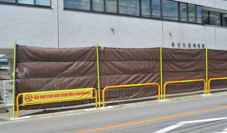 日本山梨縣富士河口湖町5月在當地一間LAWSON便利店對面架設巨型黑色布幕遮擋富士山景色,防止遊客為拍攝富士山而滋擾當地居民,不過很快黑布已被挖出多個洞。當地政府再有新措施,周四(25日)將黑布換成更堅固的棕色布料。