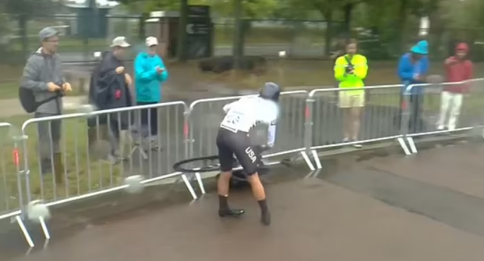 美國車手Taylor Knibb比賽多次滑倒。(影片截圖)