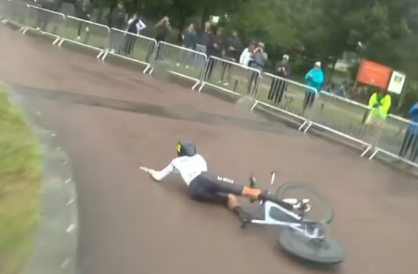 美國車手Taylor Knibb比賽多次滑倒。(影片截圖)