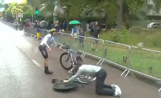 連帶美國隊的支援人員都滑倒。(影片截圖)