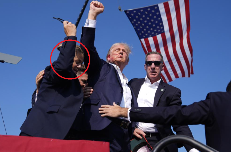 女特工(紅圈)當日以身保護特朗普,但仍遭批評。(美聯社)