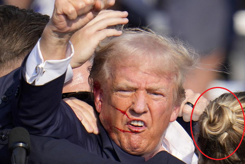 女特工(紅圈)當日以身保護特朗普,但仍遭批評。(美聯社)