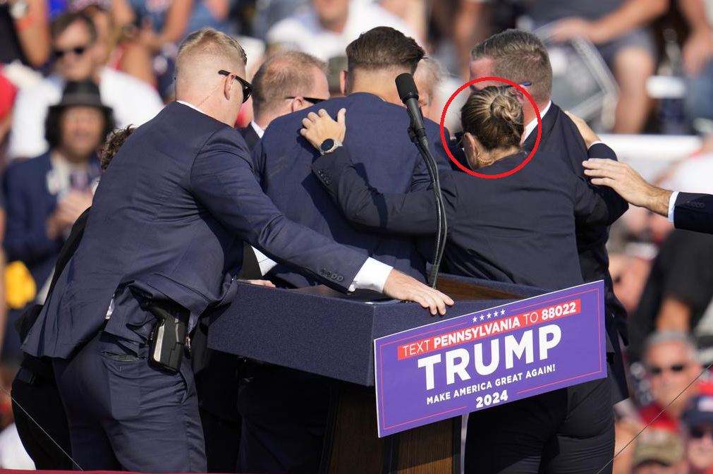 女特工(紅圈)當日以身保護特朗普,但仍遭批評。(美聯社)