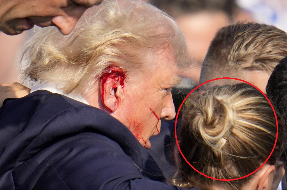 女特工(紅圈)當日以身保護特朗普,但仍遭批評。(美聯社)