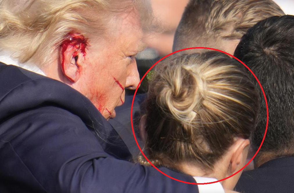 女特工(紅圈)當日以身保護特朗普,但仍遭批評。(美聯社)