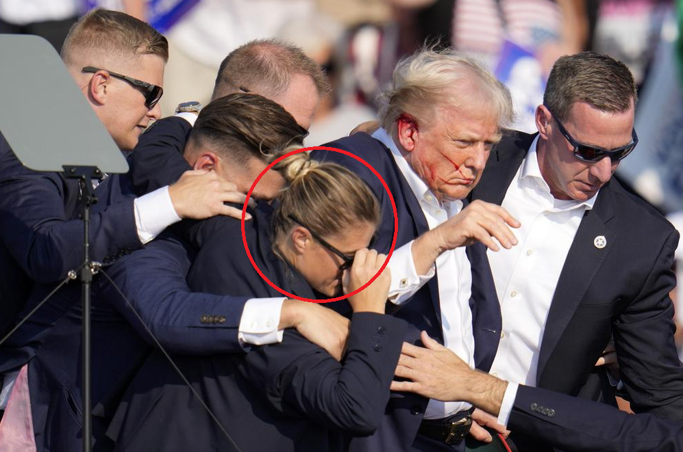 女特工(紅圈)當日以身保護特朗普,但仍遭批評。(美聯社)
