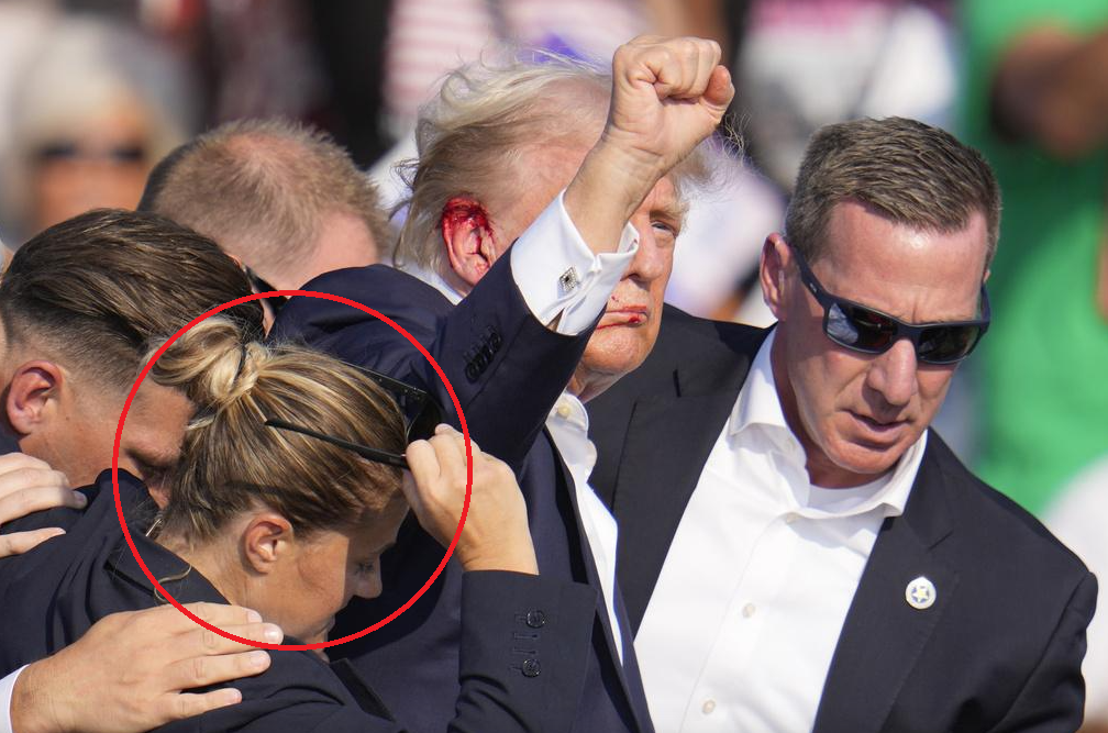 女特工(紅圈)當日以身保護特朗普,但仍遭批評。(美聯社)