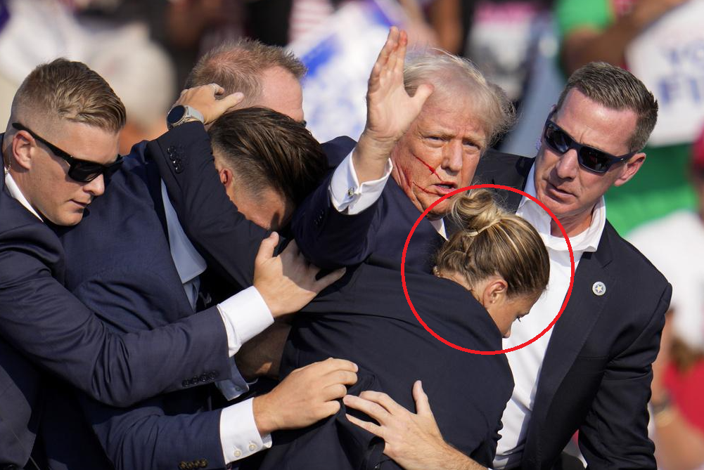 女特工(紅圈)當日以身保護特朗普,但仍遭批評。(美聯社)
