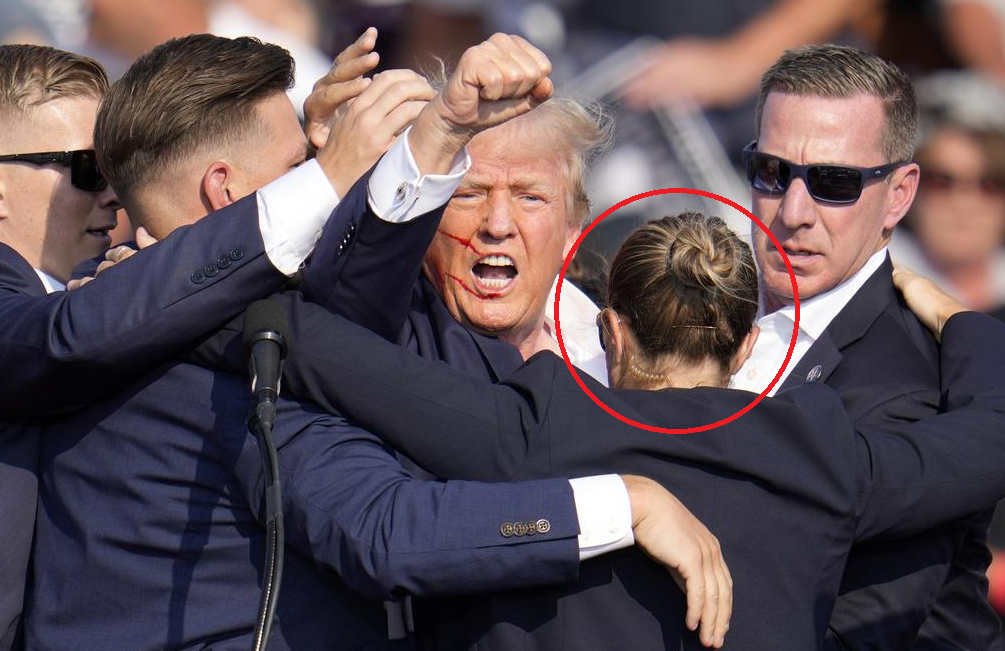 女特工(紅圈)當日以身保護特朗普,但仍遭批評。(美聯社)