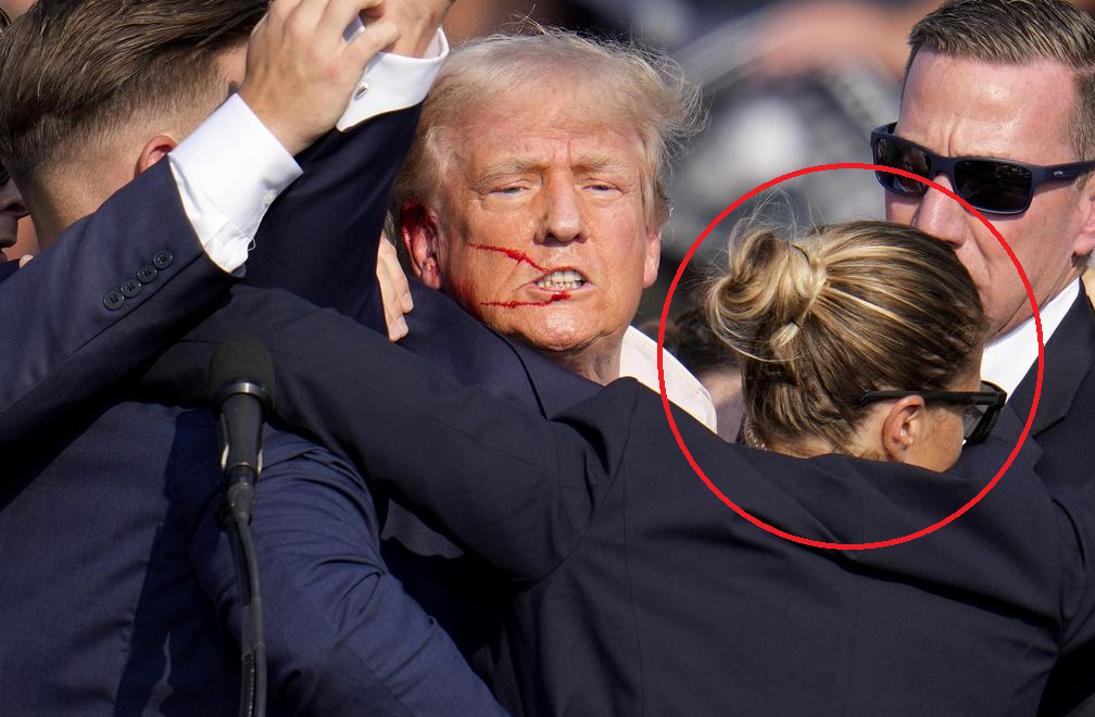 女特工(紅圈)當日以身保護特朗普,但仍遭批評。(美聯社)