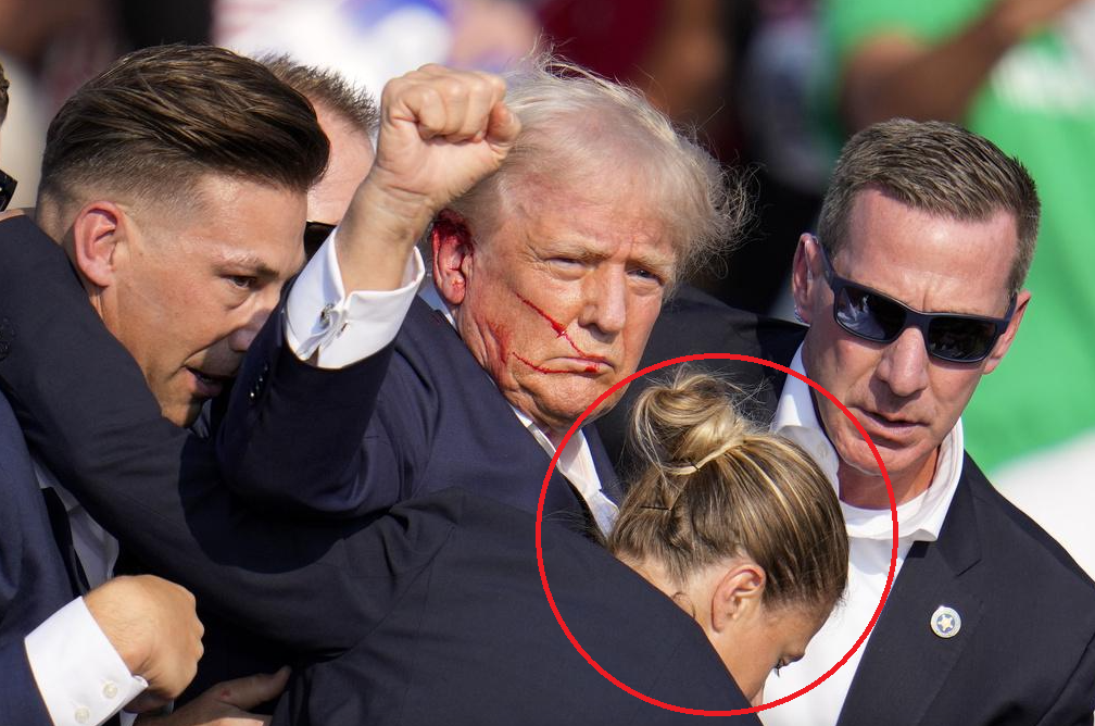 女特工(紅圈)當日以身保護特朗普,但仍遭批評。(美聯社)