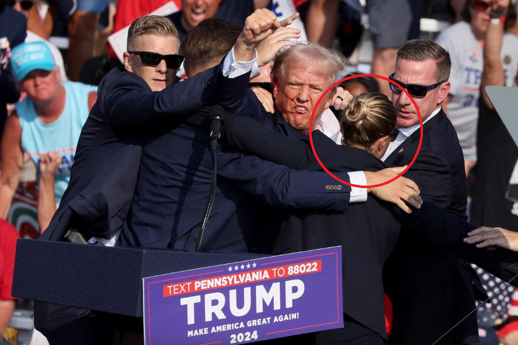 女特工(紅圈)當日以身保護特朗普,但仍遭批評。(美聯社)