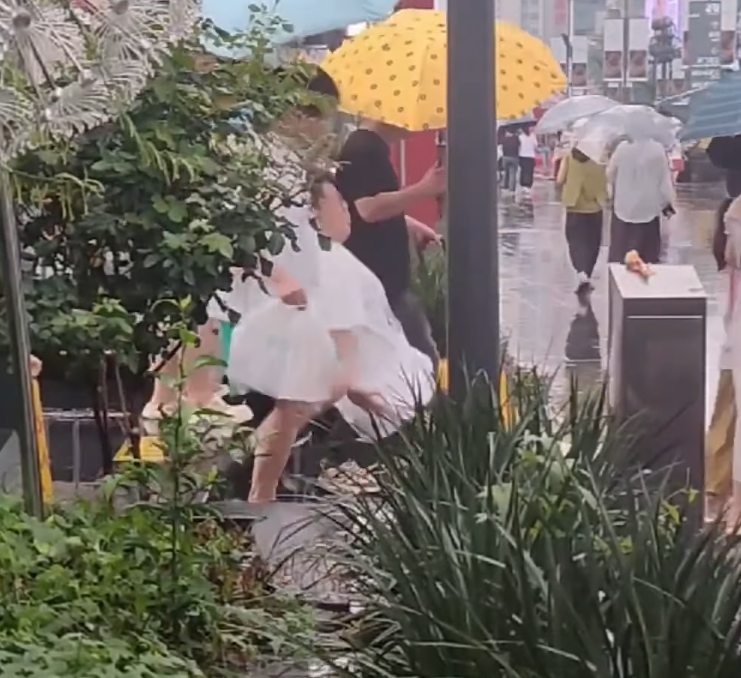 四川成都有地鐵站出口樓梯疑因地面物料問題,每到雨天有大量途人滑倒(影片截圖)