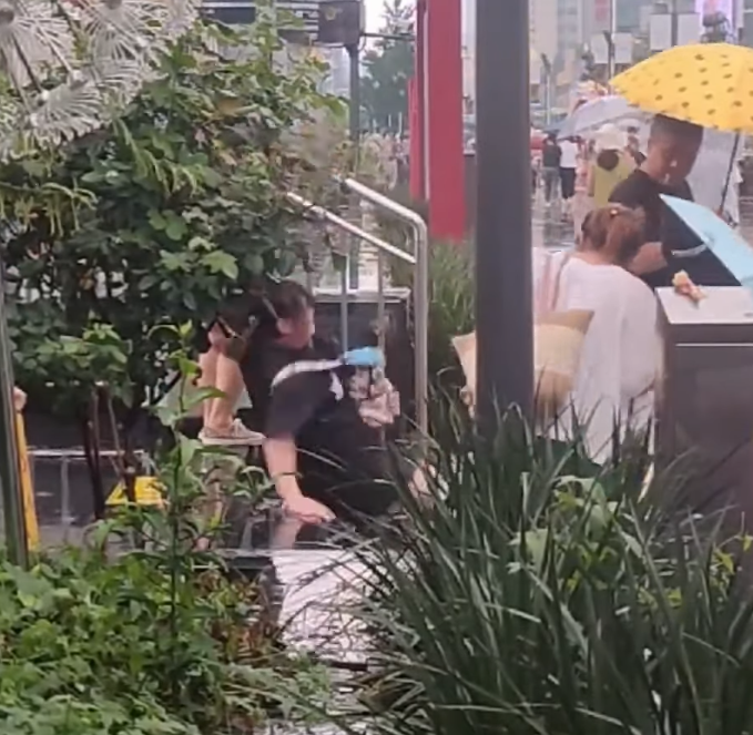 四川成都有地鐵站出口樓梯疑因地面物料問題,每到雨天有大量途人滑倒(影片截圖)