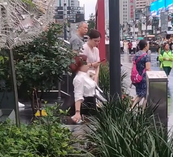 四川成都有地鐵站出口樓梯疑因地面物料問題,每到雨天有大量途人滑倒(影片截圖)