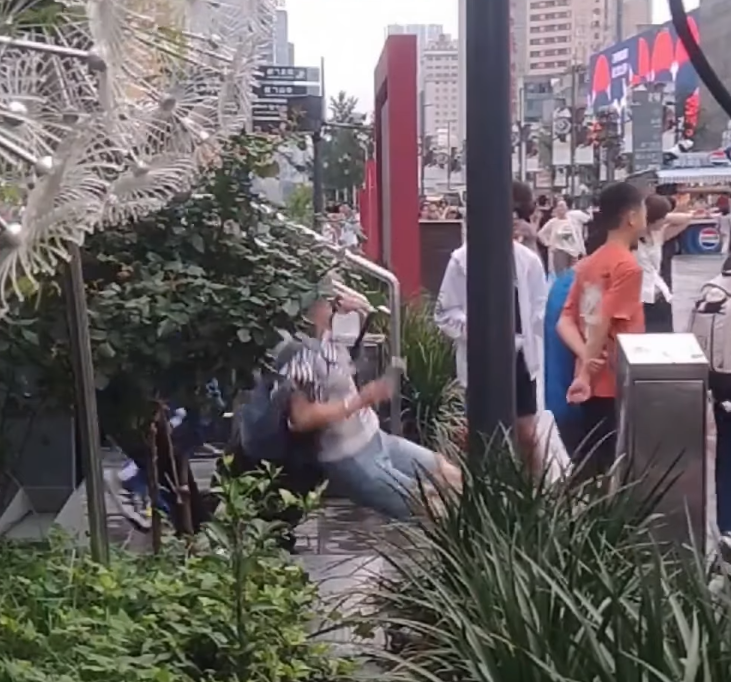 四川成都有地鐵站出口樓梯疑因地面物料問題,每到雨天有大量途人滑倒(影片截圖)