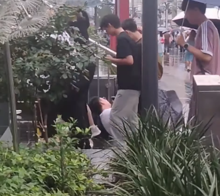 四川成都有地鐵站出口樓梯疑因地面物料問題,每到雨天有大量途人滑倒(影片截圖)