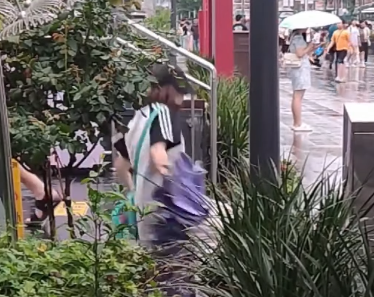 四川成都有地鐵站出口樓梯疑因地面物料問題,每到雨天有大量途人滑倒(影片截圖)