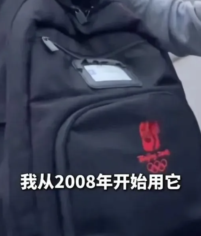 巴黎奧運開幕後,內媒記者於巴黎街頭發現一名西班牙記者身背2008年北京奧運背囊出行,他受訪時大讚這個雖然「高齡」卻依然完好無損的背囊,從2008年開始用,「已經用了16年了」:「北京奧運背囊史上最強!」