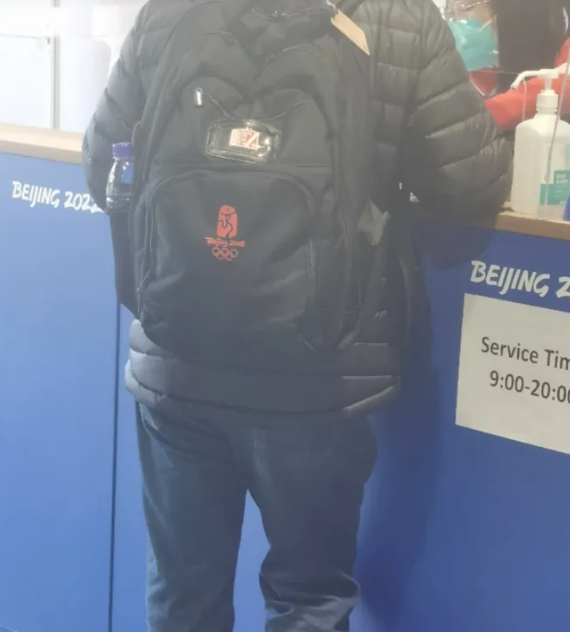北京奧運的這款背囊不僅時隔16年再度出現巴黎,此前亦有記者在多個賽事現場使用