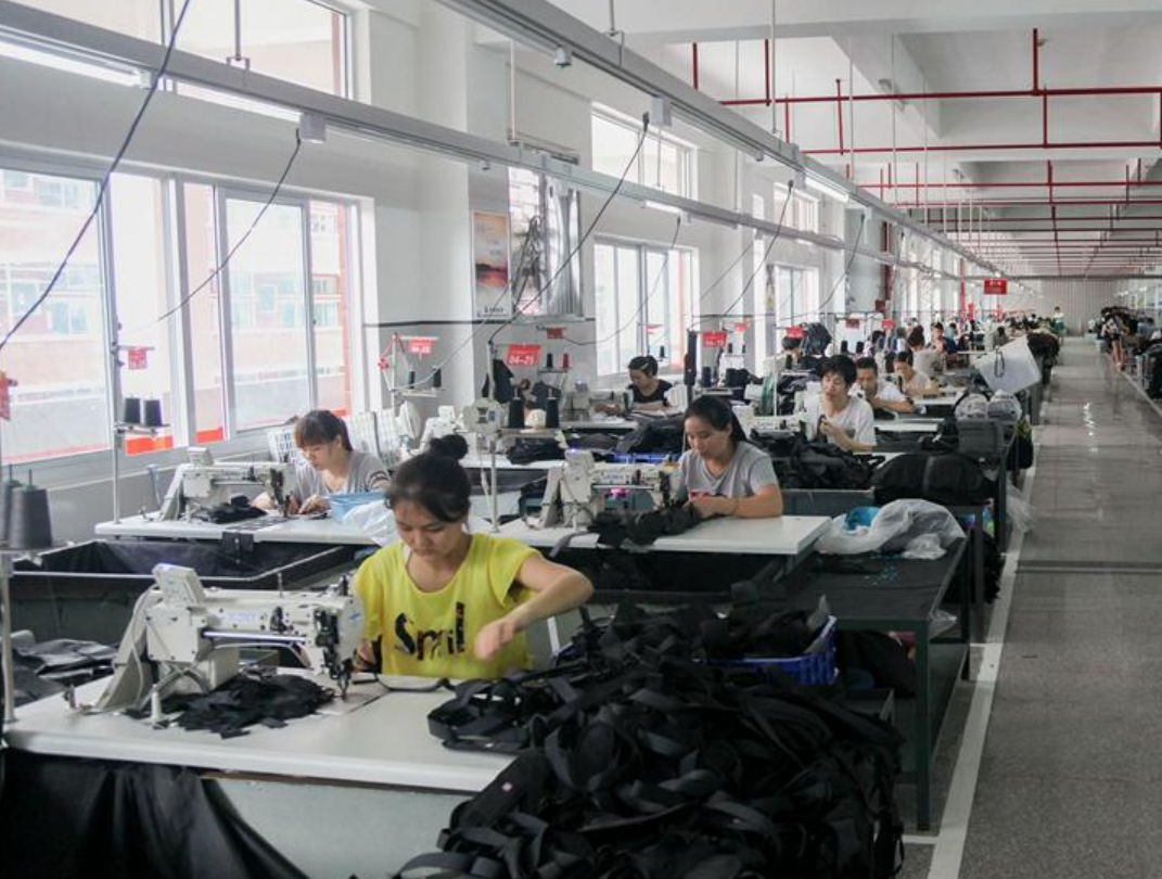 「祥興箱包」直播間的主播感謝網民的關注與支持,表示工人正連日加班生產