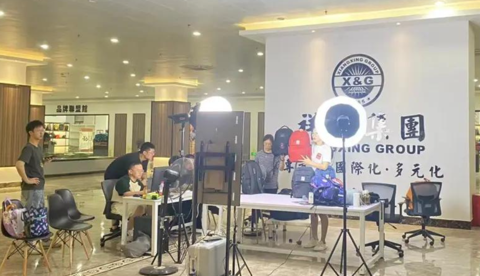 有不少內地網民留意到有關訪問,紛紛追捧該背囊,冀向位於福州的生產廠「祥興箱包」要求購買同款,商家得知後「緊急」開直播帶貨