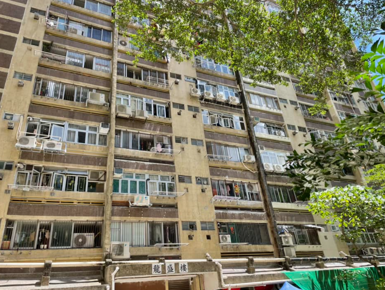 帖文出街後,亦有網民貼出黃大仙下(二)邨龍盛樓一個單位窗外,同樣裝有4部分體式冷氣的照片,並留言「而家好多公屋大單位都裝4部分體冷氣㗎」。