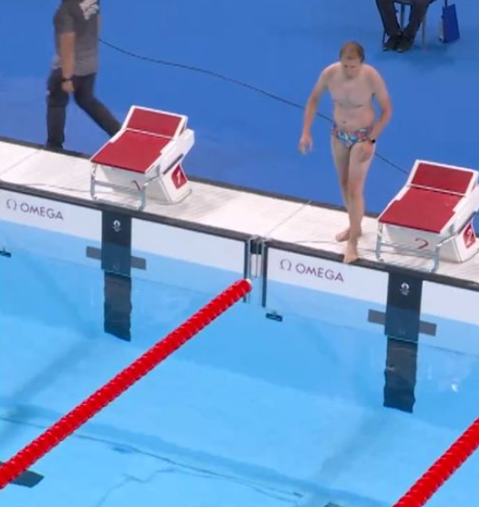 一名花花褲大肚腩男,忽然「亂入」奧運泳賽場館。(互聯網)