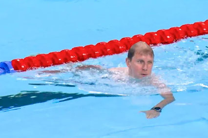 一名花花褲大肚腩男,忽然「亂入」奧運泳賽場館。(互聯網)