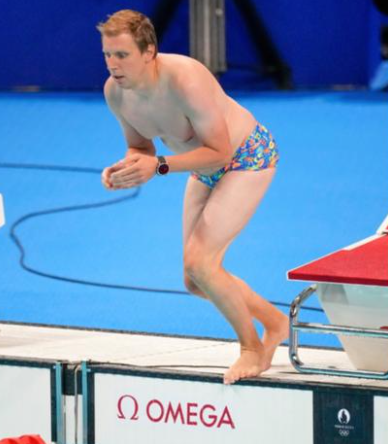 一名花花褲大肚腩男,忽然「亂入」奧運泳賽場館。(互聯網)