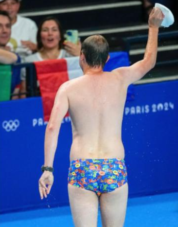 一名花花褲大肚腩男,忽然「亂入」奧運泳賽場館。(互聯網)