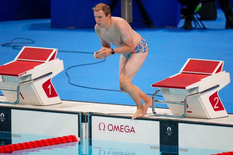 一名花花褲大肚腩男,忽然「亂入」奧運泳賽場館。(互聯網)