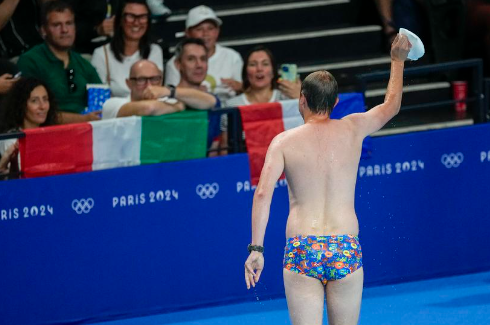 一名花花褲大肚腩男,忽然「亂入」奧運泳賽場館。(互聯網)