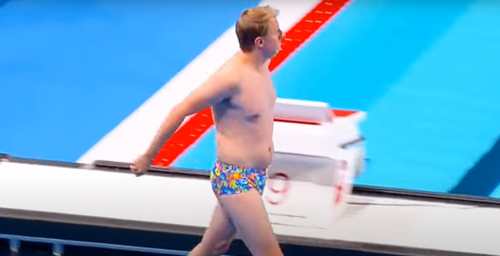 一名花花褲大肚腩男,忽然「亂入」奧運泳賽場館。(互聯網)