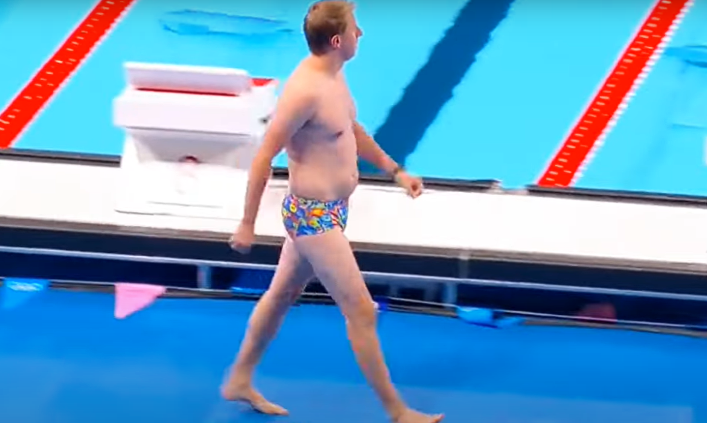 一名花花褲大肚腩男,忽然「亂入」奧運泳賽場館。(互聯網)