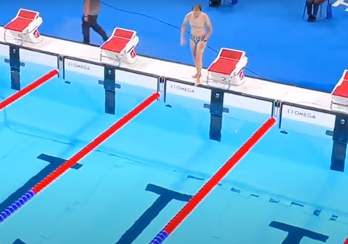 一名花花褲大肚腩男,忽然「亂入」奧運泳賽場館。(互聯網)