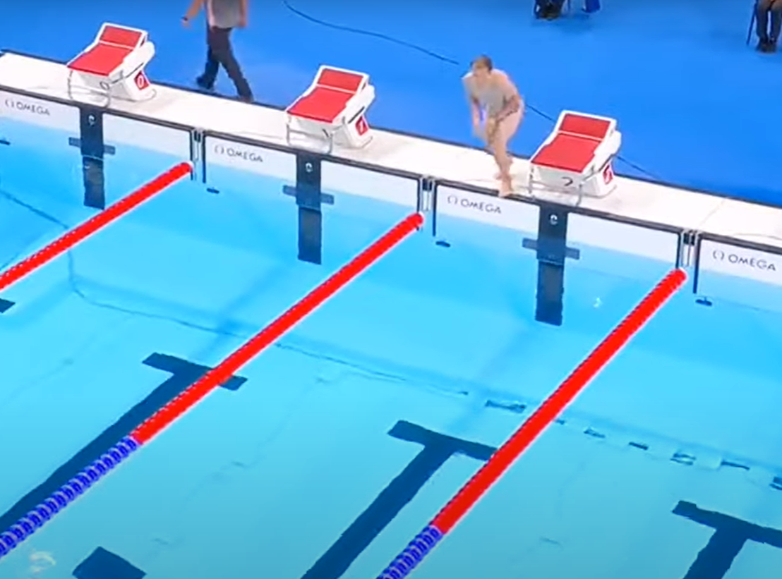 一名花花褲大肚腩男,忽然「亂入」奧運泳賽場館。(互聯網)