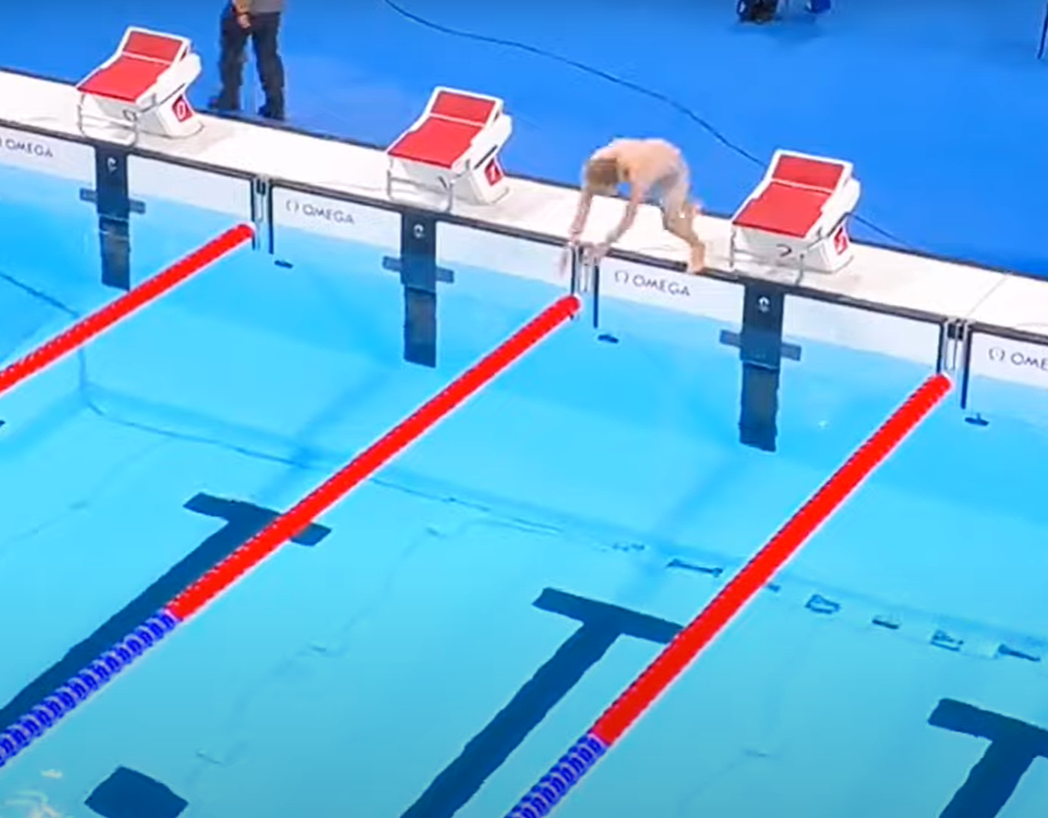 一名花花褲大肚腩男,忽然「亂入」奧運泳賽場館。(互聯網)