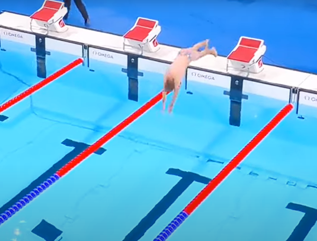 一名花花褲大肚腩男,忽然「亂入」奧運泳賽場館。(互聯網)