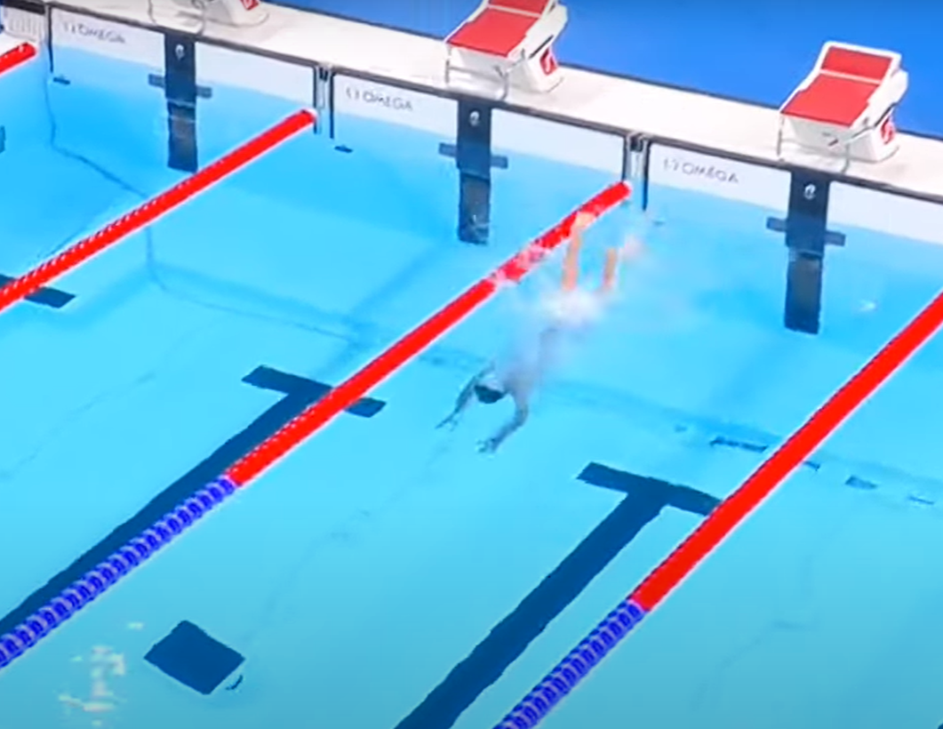 一名花花褲大肚腩男,忽然「亂入」奧運泳賽場館。(互聯網)