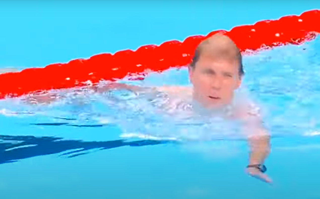 一名花花褲大肚腩男,忽然「亂入」奧運泳賽場館。(互聯網)