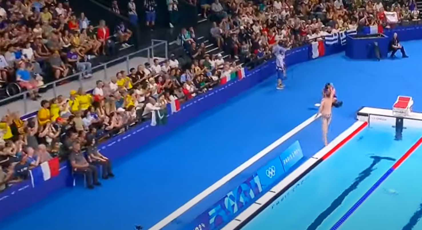 一名花花褲大肚腩男,忽然「亂入」奧運泳賽場館。(互聯網)