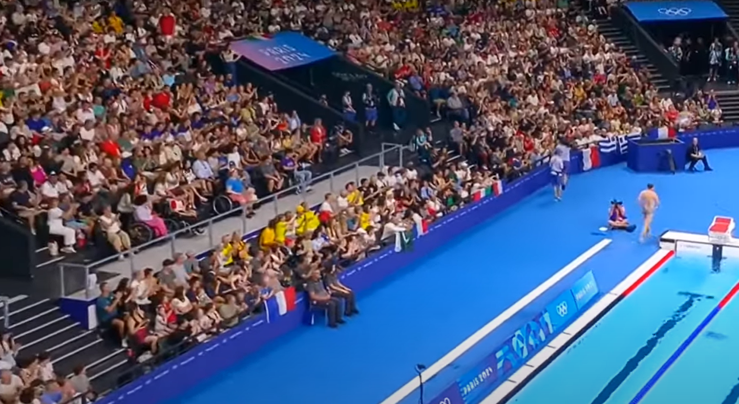 一名花花褲大肚腩男,忽然「亂入」奧運泳賽場館。(互聯網)